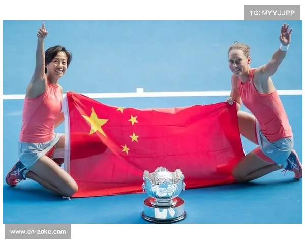 斯托瑟退役仪式感人至深 澳网冠军携子绕场致谢引发全场热泪